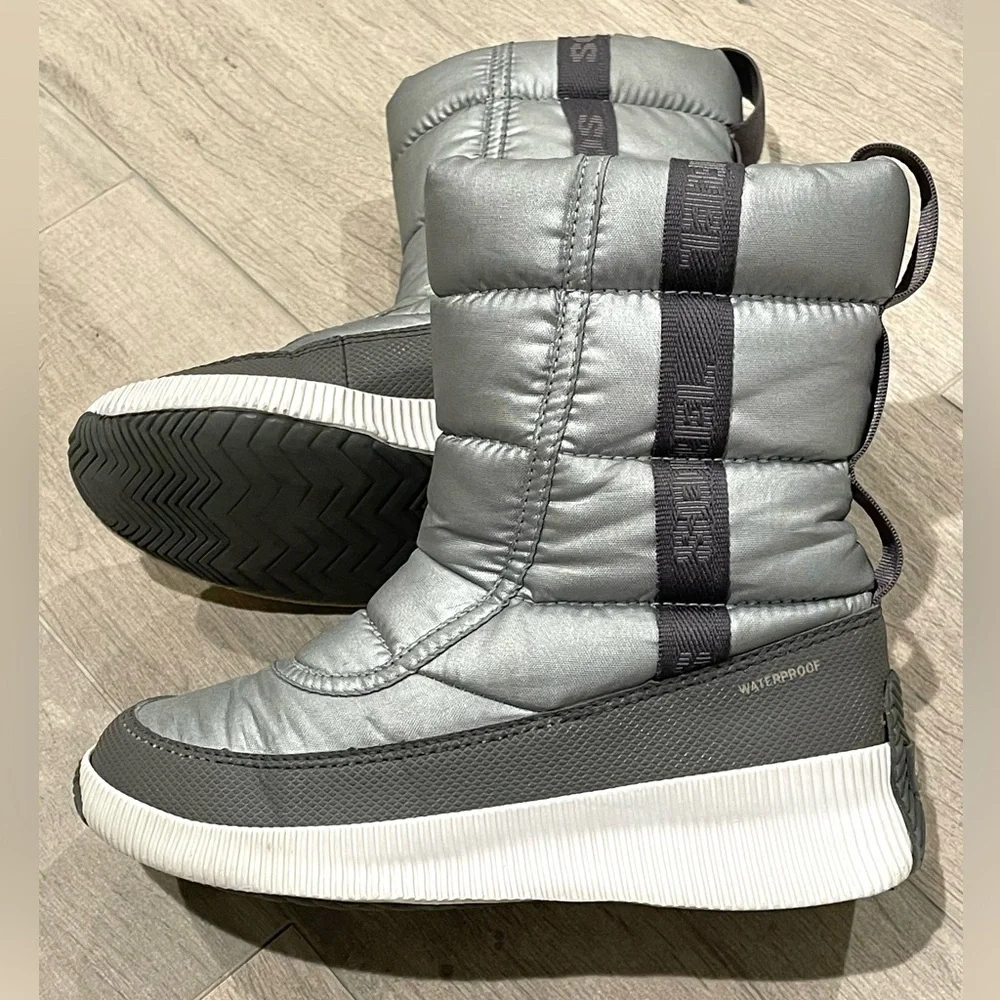 Sorel Women’s Girls Out 'N About™ Puffy Mid  Silver Boot Size 6